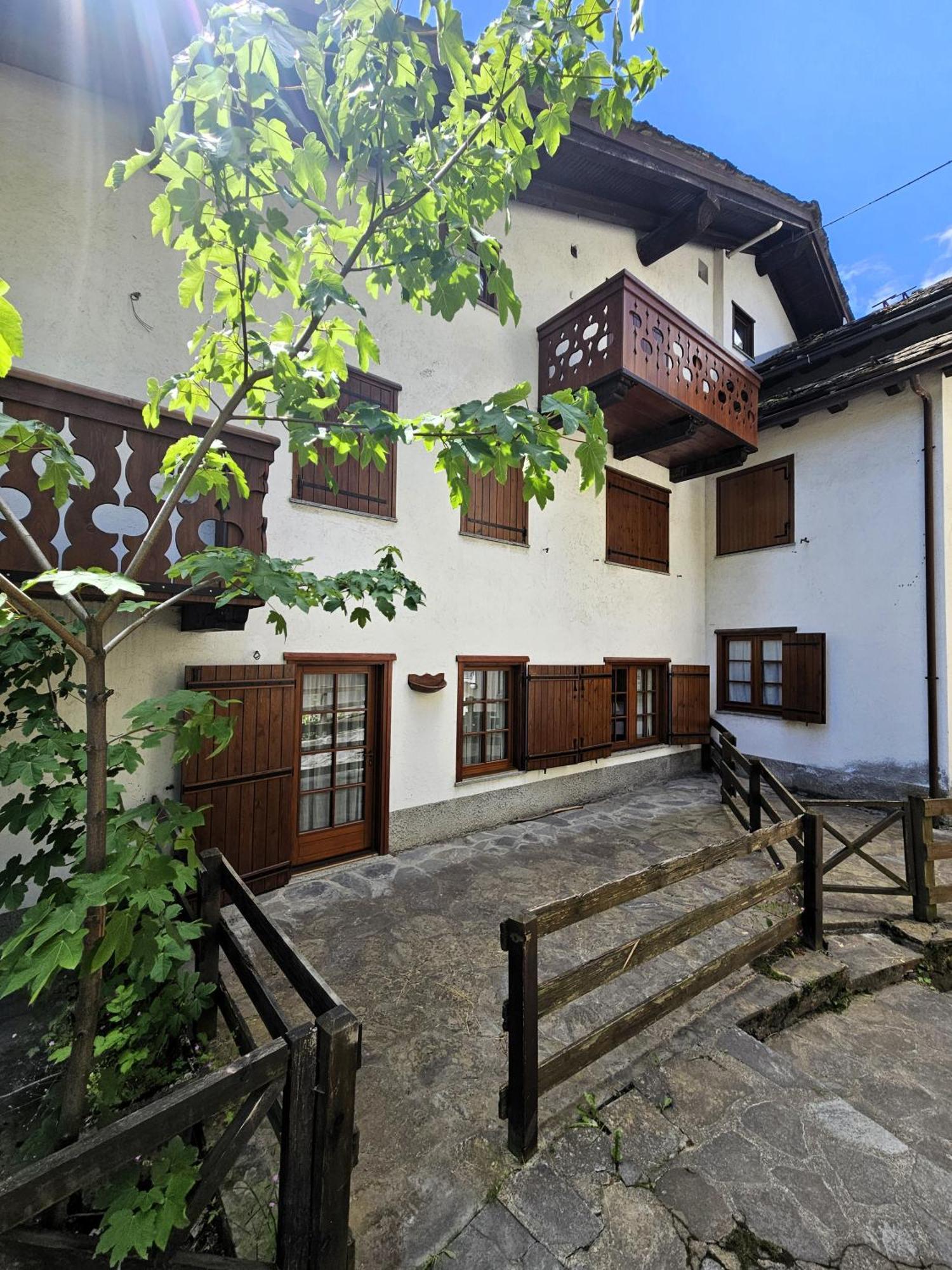 Maison Les Amis Du Bois Courmayeur Bagian luar foto